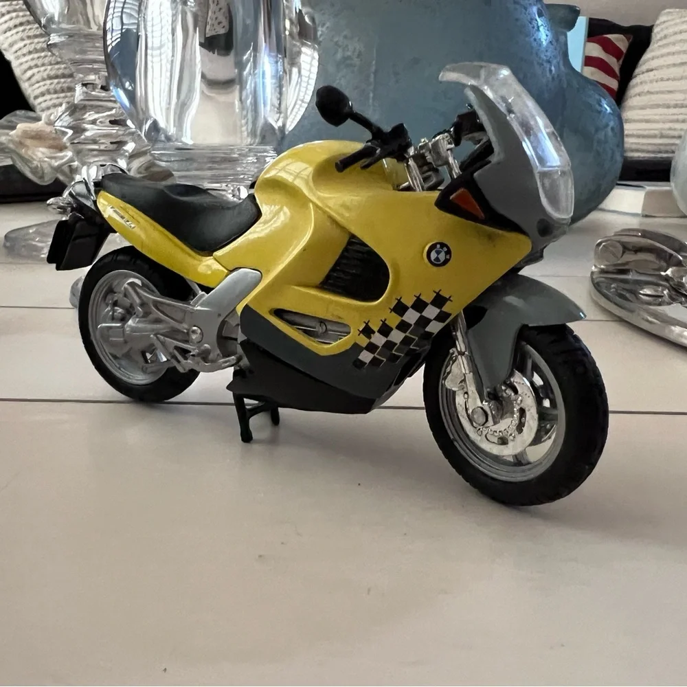 TOYS Motorcycle Models   Collect, Display or Play With Includes 7 Cycles